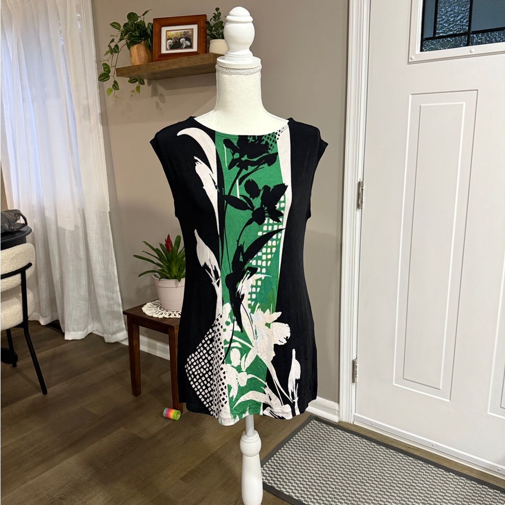 Women’s Chico's Black and Green sleek Botanical Patterned Tunic/Top.